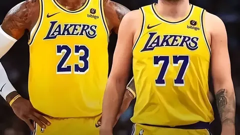 范德法特亚马尔反击：晒照曝光裤子下滑看电视瞬间